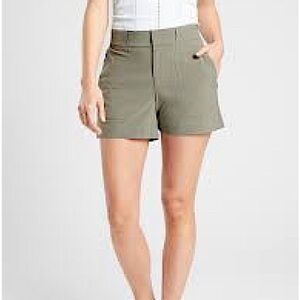 Athleta Tribeca Utility short in Olive Green